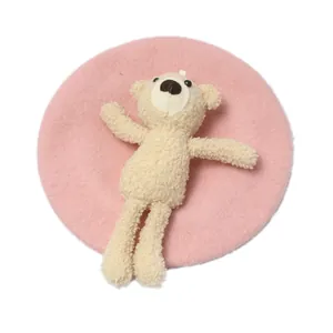 Rosa Damen-Baskenmütze aus Wolle mit süßem 3D-Teddybären für einen verspielten Look