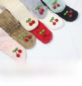 Détails de la texture pelucheuse des écharpes d'hiver pour enfants avec cerises en 3D