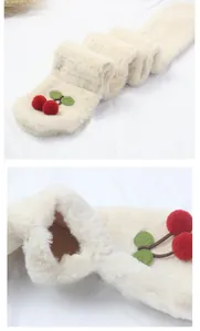 Détail de l'écharpe en peluche crème avec cerises 3D et texture douce en fausse fourrure