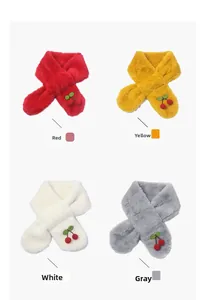 Détail d'écharpes en peluche cerise pour enfants en quatre couleurs rouge jaune blanc et gris
