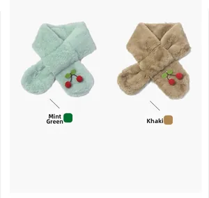 Détail de texture pelucheuse d'écharpes en fausse fourrure pour enfants avec accents de cerise