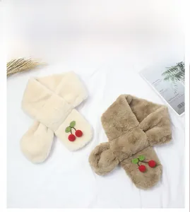 Détails de la texture pelucheuse et décor de cerise sur l'écharpe d'hiver chaude