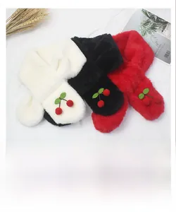 Détail d'écharpes en peluche pour enfants en blanc, noir et rouge avec des cerises décoratives