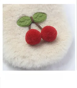Détail d'une écharpe en peluche pour enfant avec cerise faite main et fausse fourrure douce