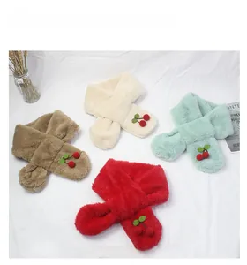 Détail d'écharpes en peluche pour enfants avec cerises et design croisé pratique
