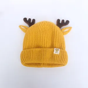 Bonnet en tricot jaune pour bébé avec bois de renne 3D et écusson de dessin animé