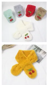 Détail d'écharpes en peluche pour enfants avec appliques cerises 3D et texture douce et chaude