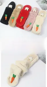 Vue détaillée de la peluche lapin et carotte brodée sur l'écharpe d'hiver douce