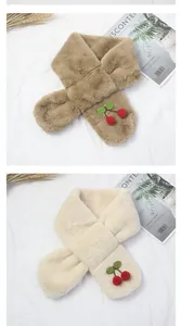 Gros plan d'écharpes douces en peluche avec cerises en kaki et blanc crème pour enfants