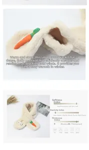Détail d'une écharpe en peluche crème avec lapin et carotte montrant la texture douce