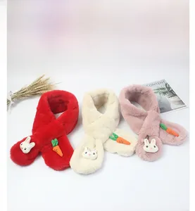 Vue détaillée des écharpes en peluche pour enfants avec lapin mignon et carotte