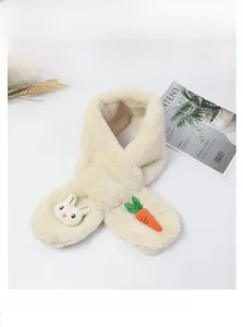 Détail de l'écharpe en peluche faite main avec adorable lapin 3D et décor de carotte