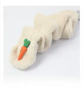Détail de l'écharpe en peluche crème pour enfants avec motif carotte et texture douce