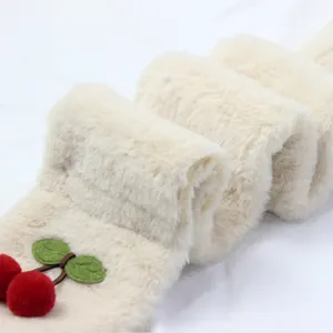 Écharpe en peluche beige pour enfants avec jolis accents de cerise en relief doux