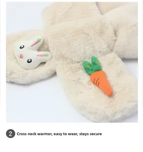 Détail d'un tour de cou en peluche pour enfant avec décor de lapin et carotte mignon