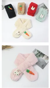 Détail d'une écharpe d'hiver en peluche avec breloques lapin et carotte en couleurs