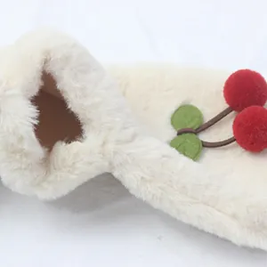 Écharpe cerise mignonne pour filles en polaire crème douce avec détails cerises en pompons