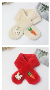 Détail d'écharpes en peluche pour enfants blanc et rouge avec lapin et carotte