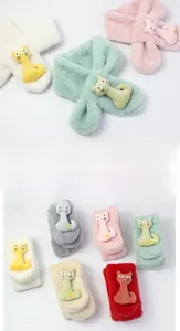 Détail de l'écharpe en peluche pour enfant avec chat mignon et fermeture croisée