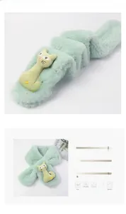 Détail de l'écharpe en peluche pour bébé chat avec guide d'entretien et de douceur