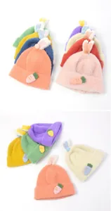 Detailansicht der flauschigen Hasenohr-Wintermütze für Kinder mit Karotten-Applikation