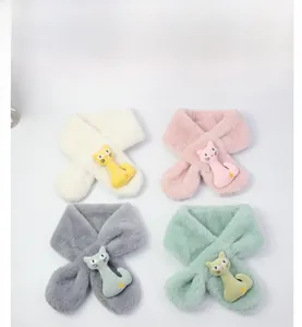 Vue détaillée d'écharpes en peluche chat en beige, rose, gris et vert pour enfants