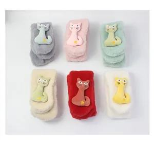 Vue détaillée des écharpes en peluche chat pour enfants en six couleurs pastel