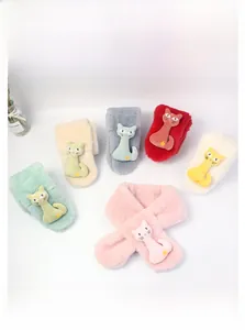 Détail d'une écharpe en peluche pour enfant avec chat 3D et design croisé doux