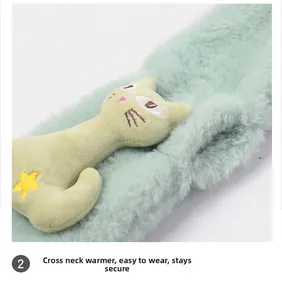 Gros plan d'une écharpe en peluche verte avec boucle croisée et décor de chat mignon