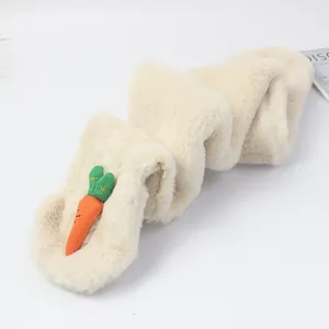 Écharpe d'hiver en peluche crème pour enfants avec décoration carotte 3D et fausse fourrure