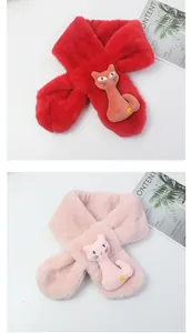 Détail des écharpes chat en peluche rouge et rose avec texture douce en fausse fourrure