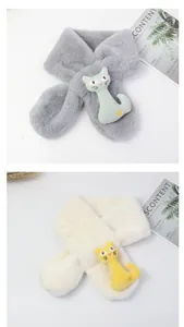 Détail de l'écharpe en peluche pour bébé avec chat en 3D et texture douce en fausse fourrure