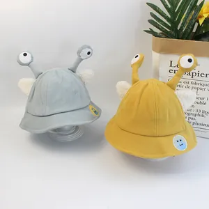 Dettaglio di cappelli pescatore per bambini in cotone con occhi cartoon e orecchie 3D