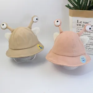 Dettaglio di simpatici cappelli da pescatore per neonati con grandi occhi e orecchie