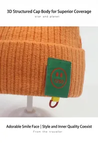 Detailansicht der Strickstruktur und des 1250-Aufnähers auf der orangefarbenen Mütze