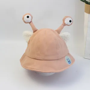 Dettaglio cappello a secchiello rosa bimbi con occhi grandi e orecchie soffici