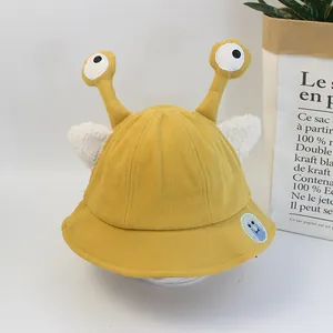 Dettaglio cappello pescatore giallo per neonati con occhi a fumetto e orecchie soffici