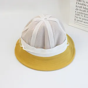 Vista dettagliata della fodera interna del cappello a secchiello giallo con rinforzi