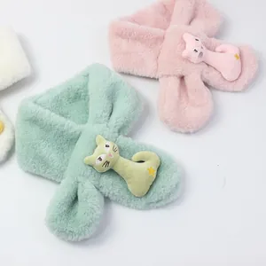 Écharpe en peluche chat pour enfants en rose et vert menthe avec design croisé doux