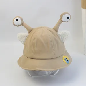 Dettaglio cappello pescatore kaki in velluto a coste con occhi e orecchie di peluche