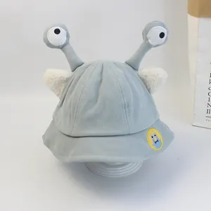Dettaglio cappello pescatore per neonati con grandi occhi cartoon e orecchie di peluche
