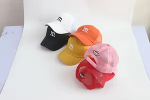 Detail van verschillende kleuren ademende mesh honkbalpetten met m-borduurwerk
