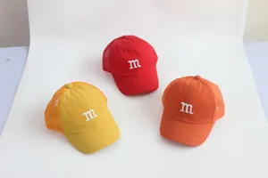 Drie mesh baseballpetten in rood, oranje en geel met geborduurd 'm' letterdetail erop
