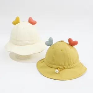 Simpatici cappelli da sole in cotone per neonati in beige e giallo con cuori colorati