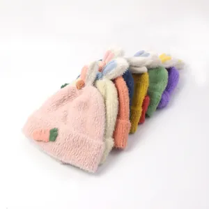 Winter-Strickmütze aus Nerzimitat mit Kaninchenohren und Karotten-Aufnäher in bunten Farben