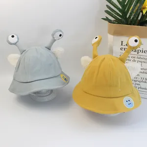Simpatico cappello da pescatore per bambini con grandi occhi e orecchie grigio e giallo