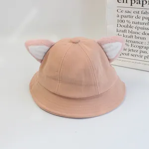 Détail d'un chapeau bob en velours rose avec oreilles de chat 3D pour enfants et bébés