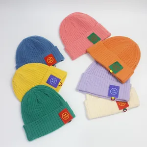 Bunte gerippte Kinder-Strickmützen mit süßen Smile-Patches in sieben lebhaften Farben