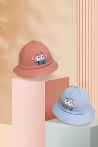Detailansicht der Baumwoll-Babyhüte mit niedlicher Augenstickerei und GOOD TIME Schrift