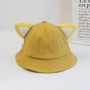 Détail du chapeau bob en velours côtelé jaune avec oreilles de chat mignonnes